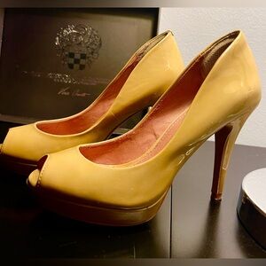 Vince Camuto Patent Leather Platform heels Mustard yellow Sz 6 in box
